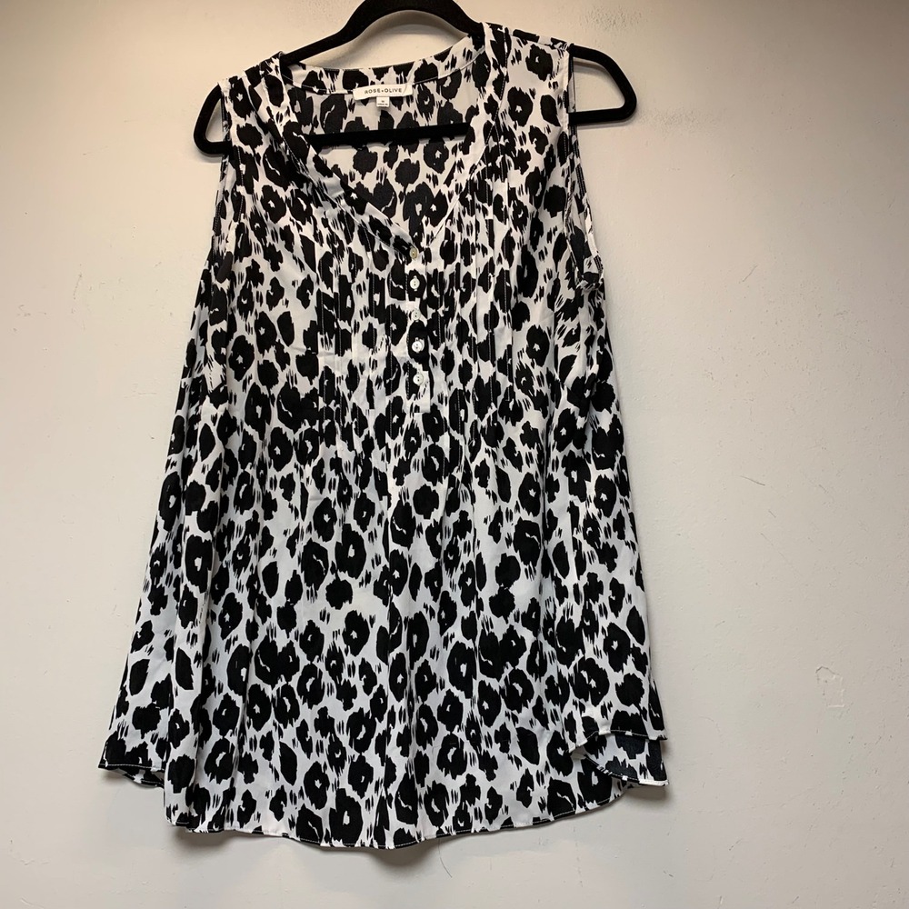 Rose + Olive Blouse Womens 1X Black White Excellent Animal Print Pintuck Henley